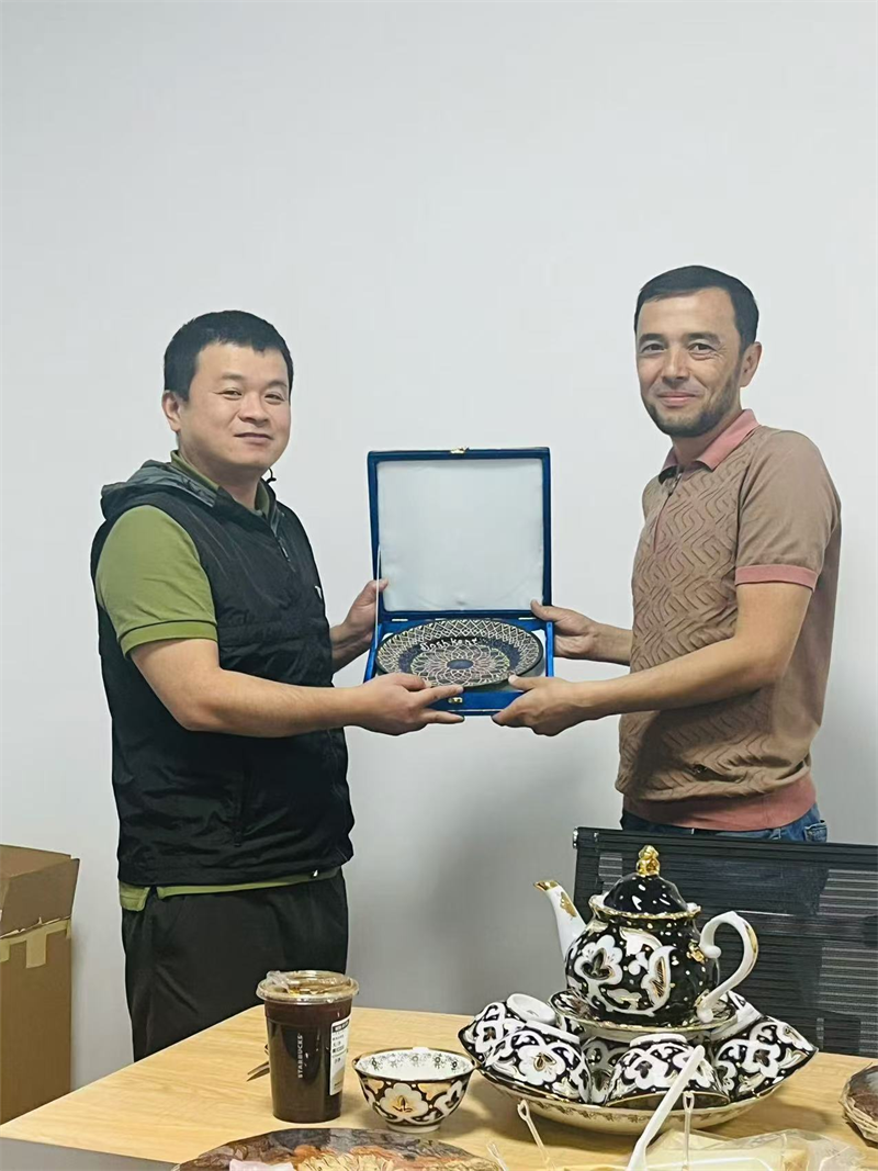 ပြည်ပကုန်သည်များသည်မော်တော်ယာဉ်တင်ပို့မှုခရီးအသစ်တစ်ခုစတင်ရန်ကျွန်ုပ်တို့၏ကုမ္ပဏီသို့ကျွန်ုပ်တို့၏ကုမ္ပဏီသို့လာရောက်လည်ပတ်ခဲ့သည်